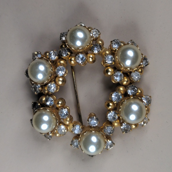 Vintage 60s wreath brooch faux pearl rhinestone gold tone estate jewelry - Picture 3 of 6
